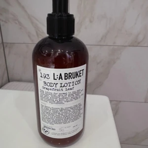 Body Lotion från L:A Bruket - Body lotion med doft av grapefruktblad från L:A Bruket. Flaskan har en praktisk pump och innehåller naturliga ingredienser som återfuktar och mjukgör huden. Perfekt för daglig användning.