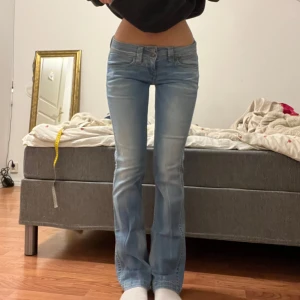 Jeans   - Midjemått 38cm, innerbenslängd 81cm 😙