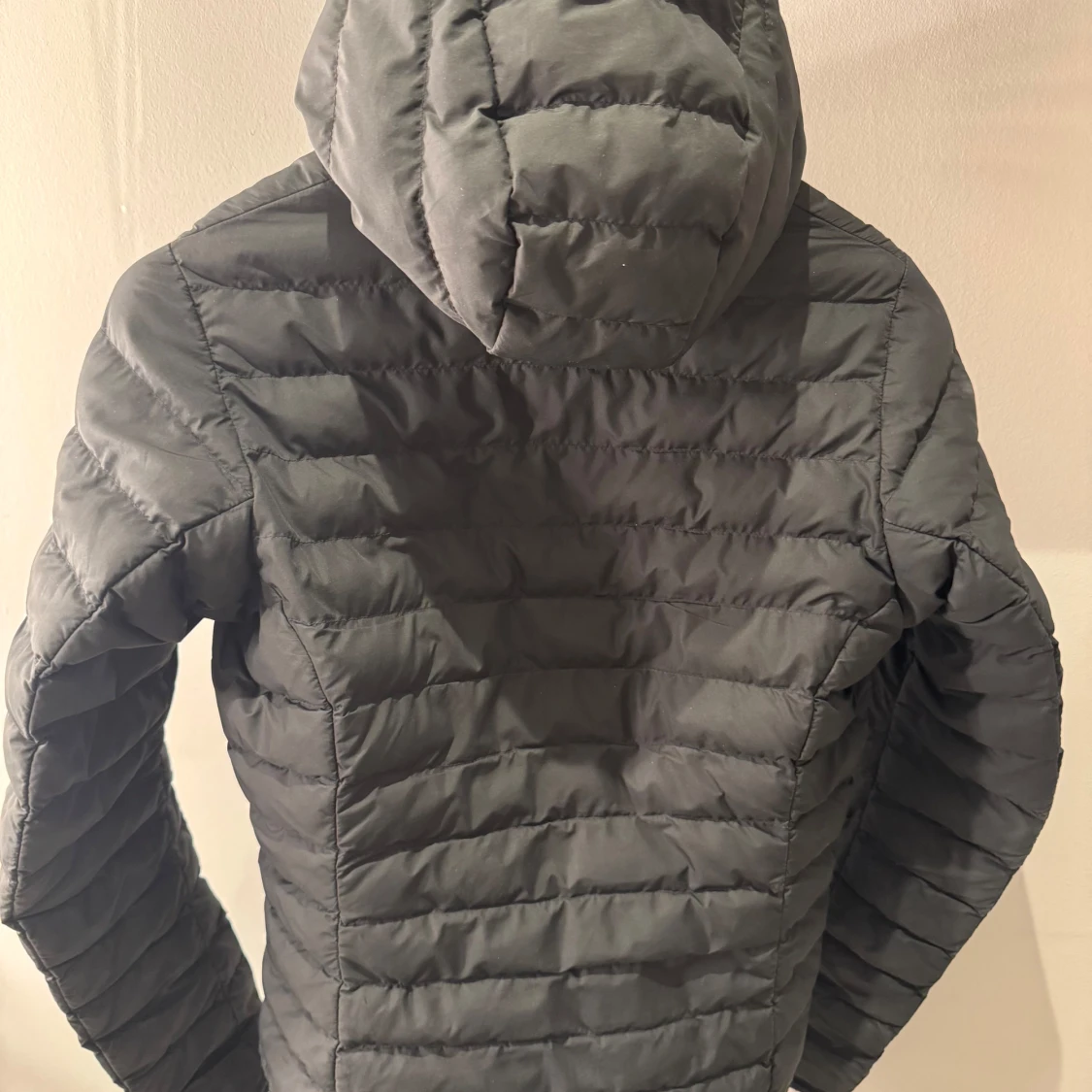 Svart pufferjacka från Peak Performance - 91