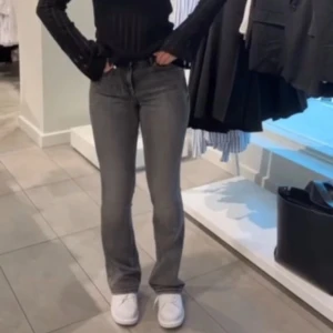 Grå jeans - Snygga gråa jeans, De är midwaist och botcut nedtill. Ifrån veromoda, modellen heter Vmflash och är i storleken s/32