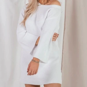 One shoulder klänning NA-KD x Erica Kvam - Stickad klänning i supermjukt material som är one shoulder. NA-KD x Erica Kvam som ej går att köpa mer. Super fin till sommarkvällar eller under vår vinter och höst 😍 använd 3 gånger och är i bra skick utan skavanker.