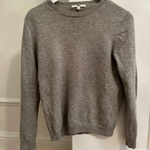 Grå kashmirtröja från Uniqlo - Grå tröja i 100% kashmir från Uniqlo  Storlek L men passar S-M också. Fint skick!