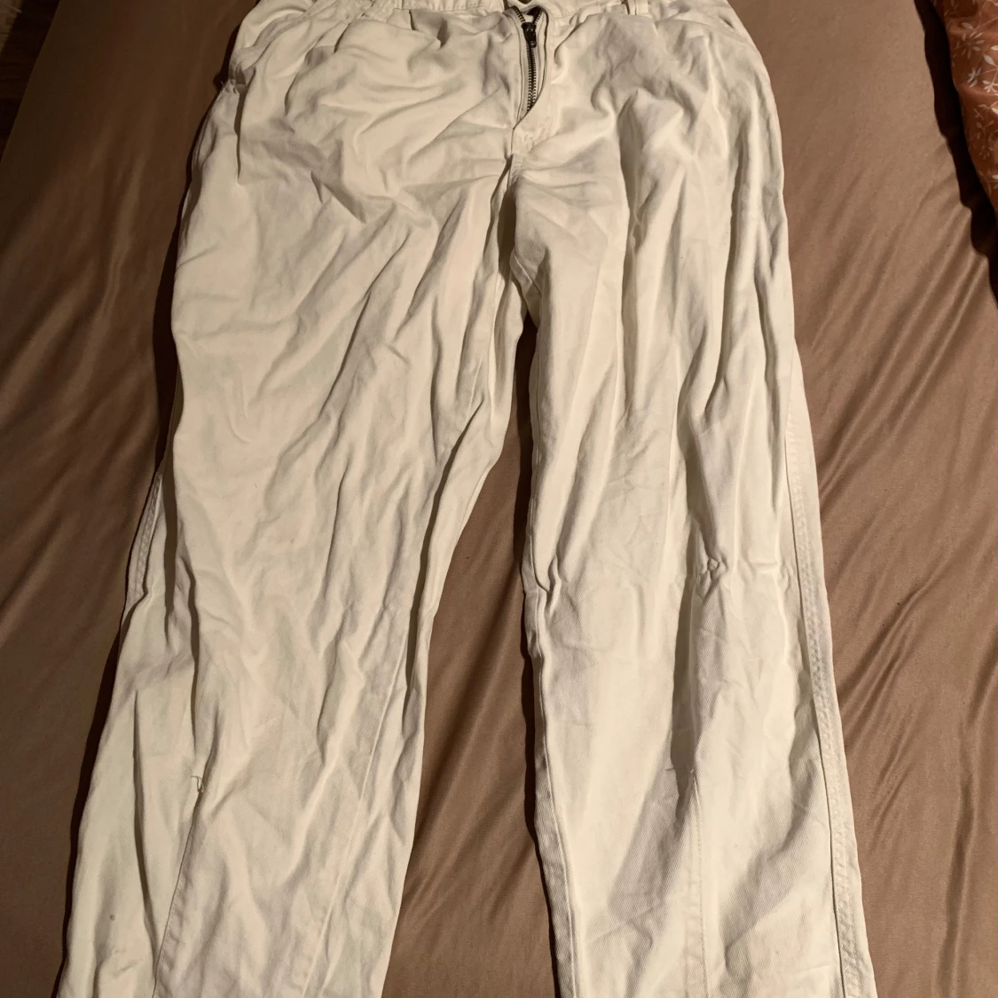 Beige byxor med dragkedja