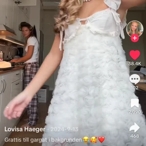 Vit klänning  - Klänning perfekt för studenten eller andra tillfällen! Helt oanvänd med lapp kvar säljer då den inte passa mig skulle säga att den passar xs/s ! 