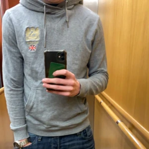 Morris hoodie - Tja säljer denna morris hoodien, små defekter på ärmarna annars som ny. Storlek S, pris 699kr