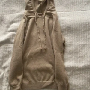 Merinoull Hoodie - Säljer en stilren beige hoodie med huva i storleken XS. Säljer den pga för liten. Har inte använt den alls.