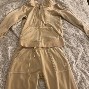 beige juicy couture sett - säljer detta fina beiga juicy sett i färg brasilian sand då det inte kommer till användning, använt en del men fortfarande väldigt bra skick ! pris kan diskuteras!xxs i både tröjan och byxan!