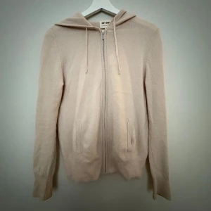 Beige hoodie från Soft Goat - Säljer en supermjuk beige hoodie från Soft Goat i 100% kashmir. Den har dragkedja framtill och en skön huva. Perfekt för kyliga dagar! Använd men fortfarande fint skick och inte nopprig! storlek L men väldigt liten i storlek så sitter perfekt på mig som brukar ha S! Pris går att diskuteras lite💕