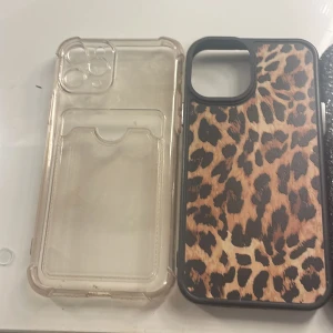 Fyra mobilskal i olika stilar - Säljer fyra olika mobilskal. Ett transparent skal, ett med leopardmönster, ett glittrigt svart och ett enkelt svart skal. Perfekt för att byta stil efter humör,,man får 4 för 40 eller 15 kr-st