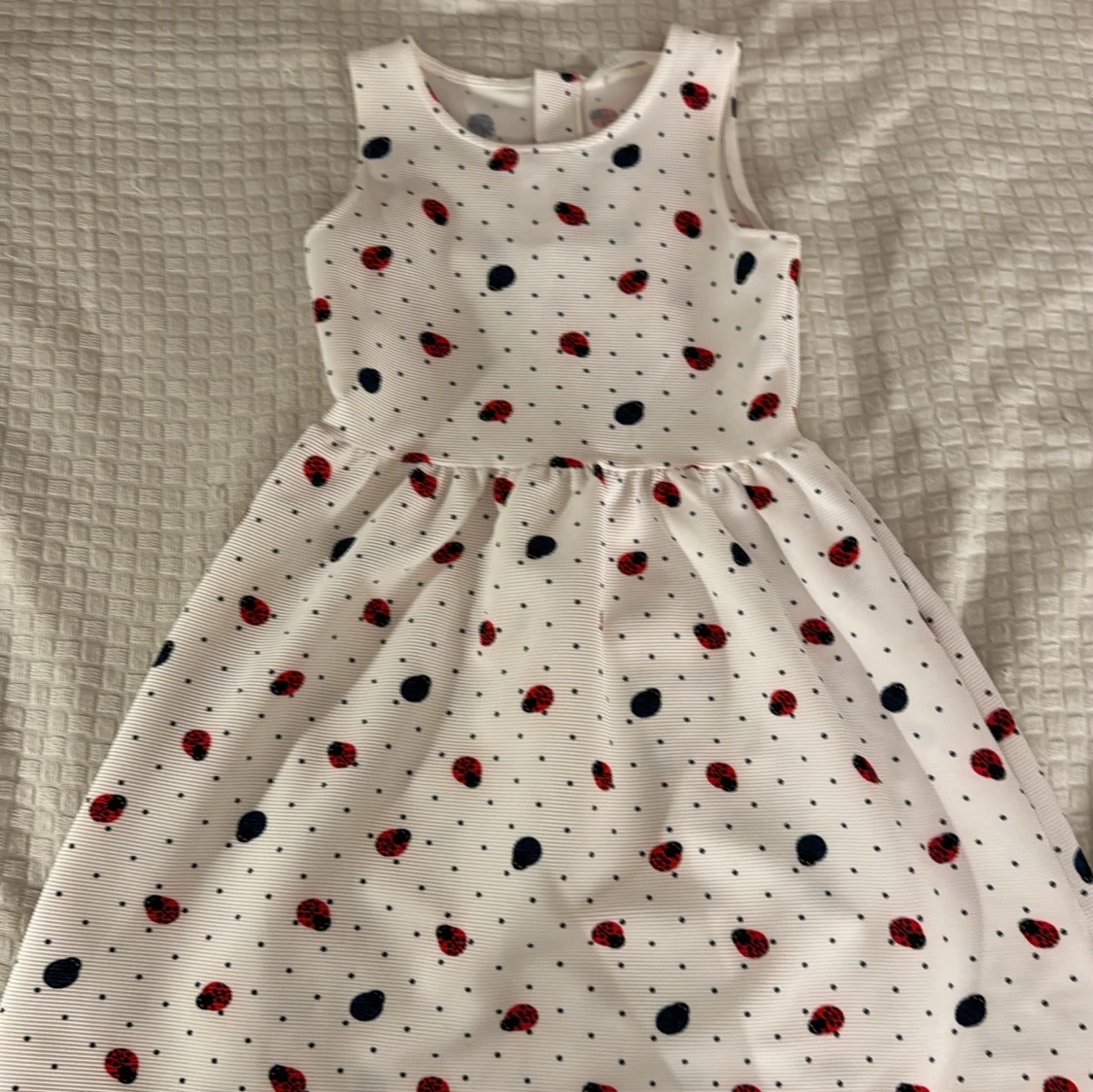 Vit klänning med nyckelpigemönster från H&M