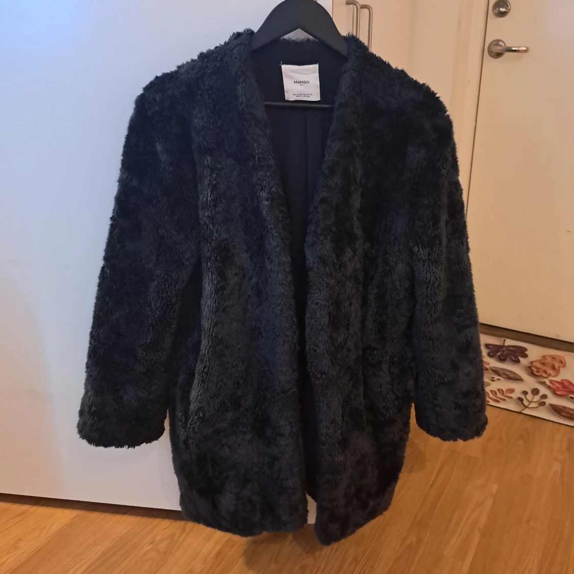 Svart pälsjacka från Mango