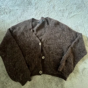 Alpacka kofta - Mysig och stickad kofta från Bikbok i alpacka. 