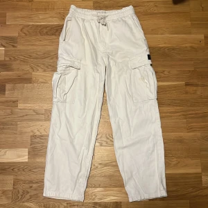 Pull&Bear cargobyxor  - Färgen är beige och storleken är W30 L32. Den har knappt använts och har inga defekter.