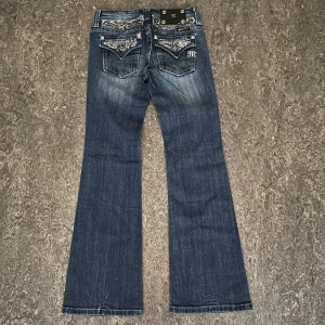 Miss Me Jeans  - Midjemått rakt över: 32                                                   Innerbenslängd: 69 