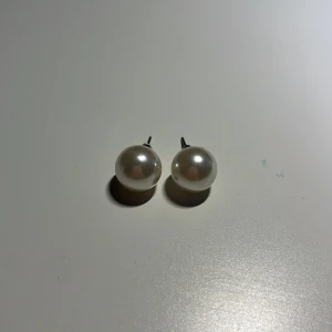 Pärlörhängen - Eleganta pärlörhängen med silverfäste. Perfekta för att ge en klassisk touch till din stil. Passar både till vardag och fest. Har ett par till likadana om någon skulle vara intresserad.