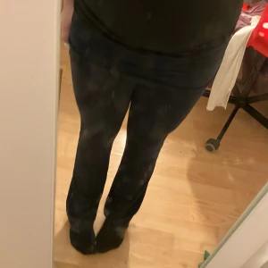 Marinblåa yogapants från Gina Tricot - Säljer ett par mörkblåa yogapants från Gina Young, säljer då är för små❤️ storlek 170 för barn