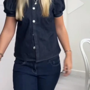 Zara Topp - Slutsåld Zara topp som är superfin! Endast använd 1 gång och är i väldigt bra skick! (Första bilden är lånad)