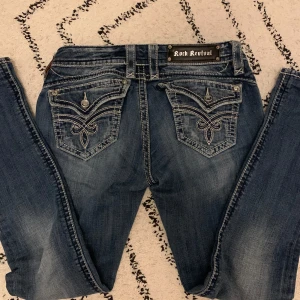 Rock revival jeans 27 - Jättesnygga rock revival jeans storlek 27. Använda 1 gång och i jättebra skick 🤍 midja: 39 innerben: 78
