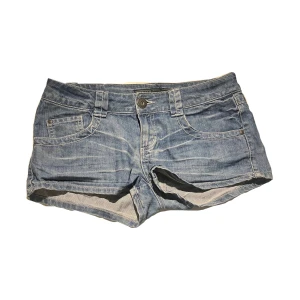 Sjukt snygga shorts😍😍 - Sååååå snygga jeans shorts från only😍😍 skriv för frågor!!❤️❤️ jätte snygga fickor som r jätte unika 