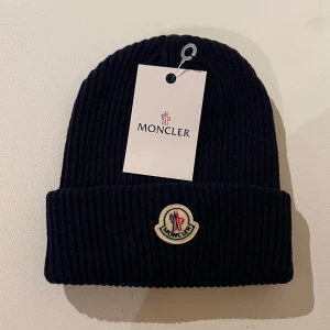Moncler Mössa - Helt ny moncler mössa, påsen på bilden kommer med. (Mörkblå)