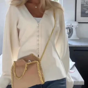 Gina Tricot Cardigan - Säljer denna jättefina cardigan från Gina! Lapparna kvar, endast provad! 💕