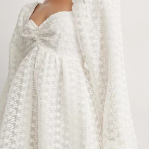 Studentklänning NA-KD stl 38 - Jättefin studentklänning från NA-KD i storlek 38. Köpt begagnad och använd en gång men är fortfarande i bra skick. 