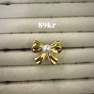 Rosett ring med pärla  - Rostfri och justerbar rosett ring med en pärla på mitten! 89kr styck !❤️