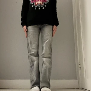 Grå jeans från Gina Tricot - Snygga grå jeans från Gina Tricot i storlek 134. De har en klassisk straight passform och är perfekta för en avslappnad stil. Jeansen har 3 knappar