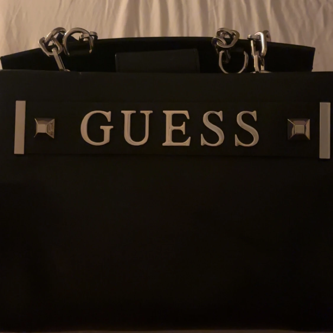 Svart handväska från Guess - 92