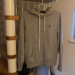 Grå hoodie från Polo Ralph Lauren - Säljer en grå raulph lauren hoodie som knappt kommer ull användning så säljer nu den och den är i bra skick till ett bra pris.