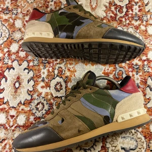 Valentino Rockrunners  - Hej! Säljer nu mina skor från märket Valentino, storlek 42 bra skick, tveka inte på att höra av dig om du har frågor eller funderingar kring skorna!