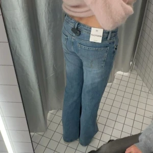 Blå bootcut jeans - Snygga blå bootcut jeans med låg midja, helt nya med prislappen kvar🥰💞