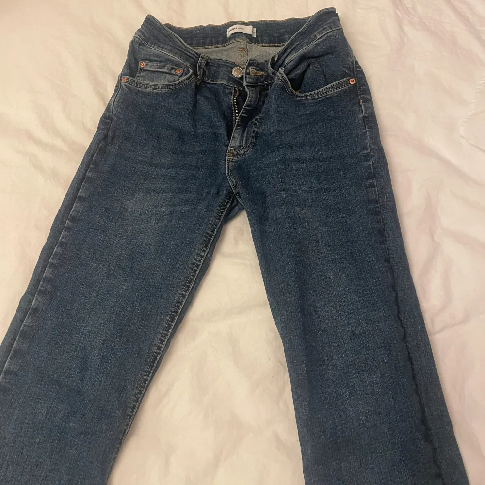 Snygga blå jeans från Ginateicit, modellen är från Perfect Jeans i storlek 36. Klassisk design med knapp och dragkedja framtill. . Farkut & Housut.