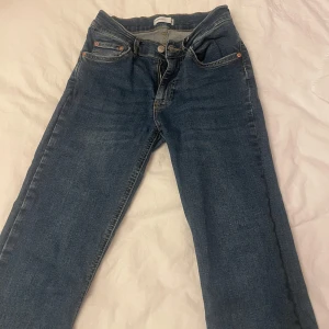 Blå jeans från Perfect Jeans - Snygga blå jeans från Ginateicit, modellen är  från Perfect Jeans i storlek 36. Klassisk design med knapp och dragkedja framtill. Skriv för bild på