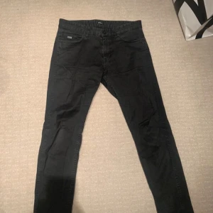 Svarta Hugo boss jeans  - Snygga svarta Hugo boss jeans , använt 2 gånger.