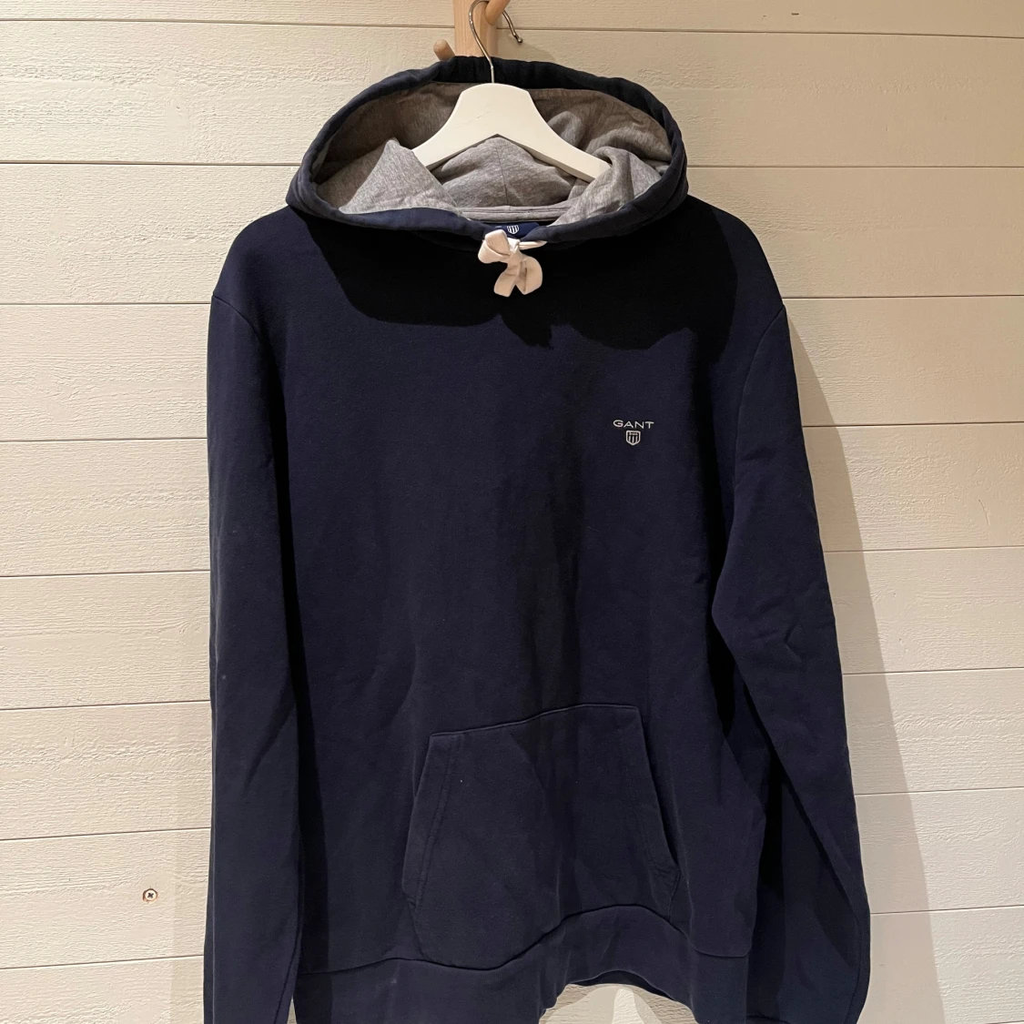 Mörkblå hoodie från Gant