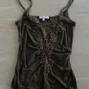 Kakhi linne från Zoul - Snygg kakhi linne från Zoul med vackra spetsdetaljer framtill. Perfekt för en stilren look.