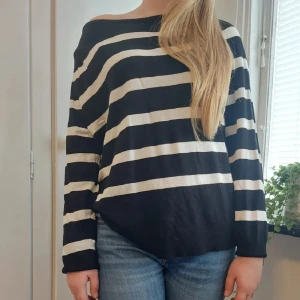 Snygg randig tröja!! - Säljer denna jättesnygga vitsvart- randiga tröjan i fint skick!!😍 Använd fåtal gånger och är i storlek XL men den är väldigt liten i storleken så skulle säga att den passar XS-M🥰