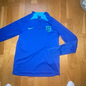 Nike tracksuit England  - England blå tränings Nike tracksuit i storlek barn XL (170cm) bra skick!