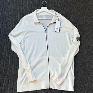 Cardigan från CP Company - Helt ny oanvänd! Skick 10/10 från CP Company. Självklart äkta, köpt för 2995 och säljer för endast 1200kr! Hör gärna av er vid funderingar! 💫💫