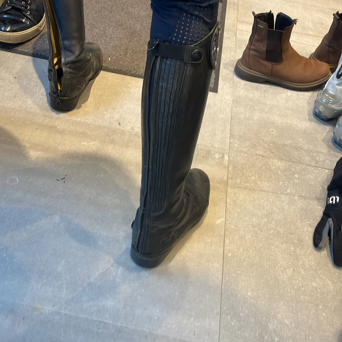 Svarta ridstövlar med diamanter på  - 90