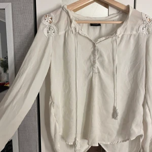Vit blus från vila - Toppen är köpt från Vinted, toppen har en öppen rygg och passar storlek S