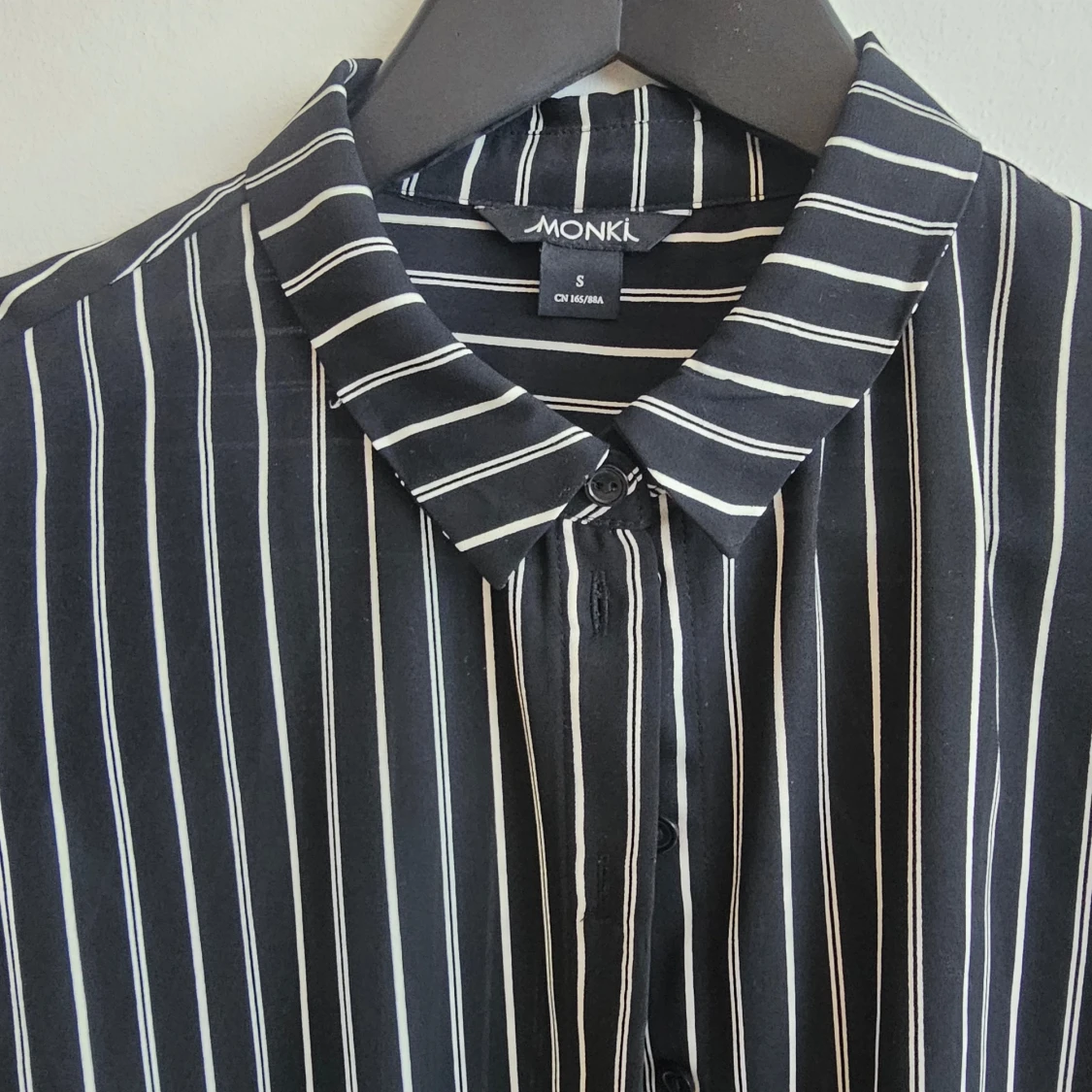 Svartvit randig skjorta från Monki - 90