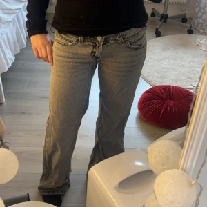 Grå bootcut ” baggy ” jeans  - Snygga grå jeans bootcut jeans i baggy! Jeansen är från gina tricot Young och är i storleken 152. ( original priset är 359,95 sek! 🤍