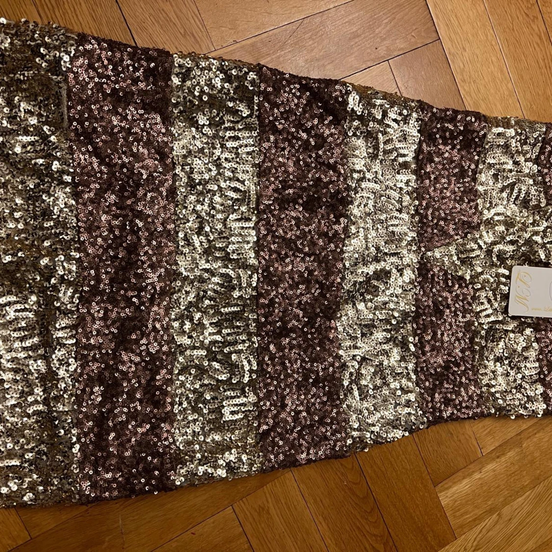 Glittrig paljettklänning - 93