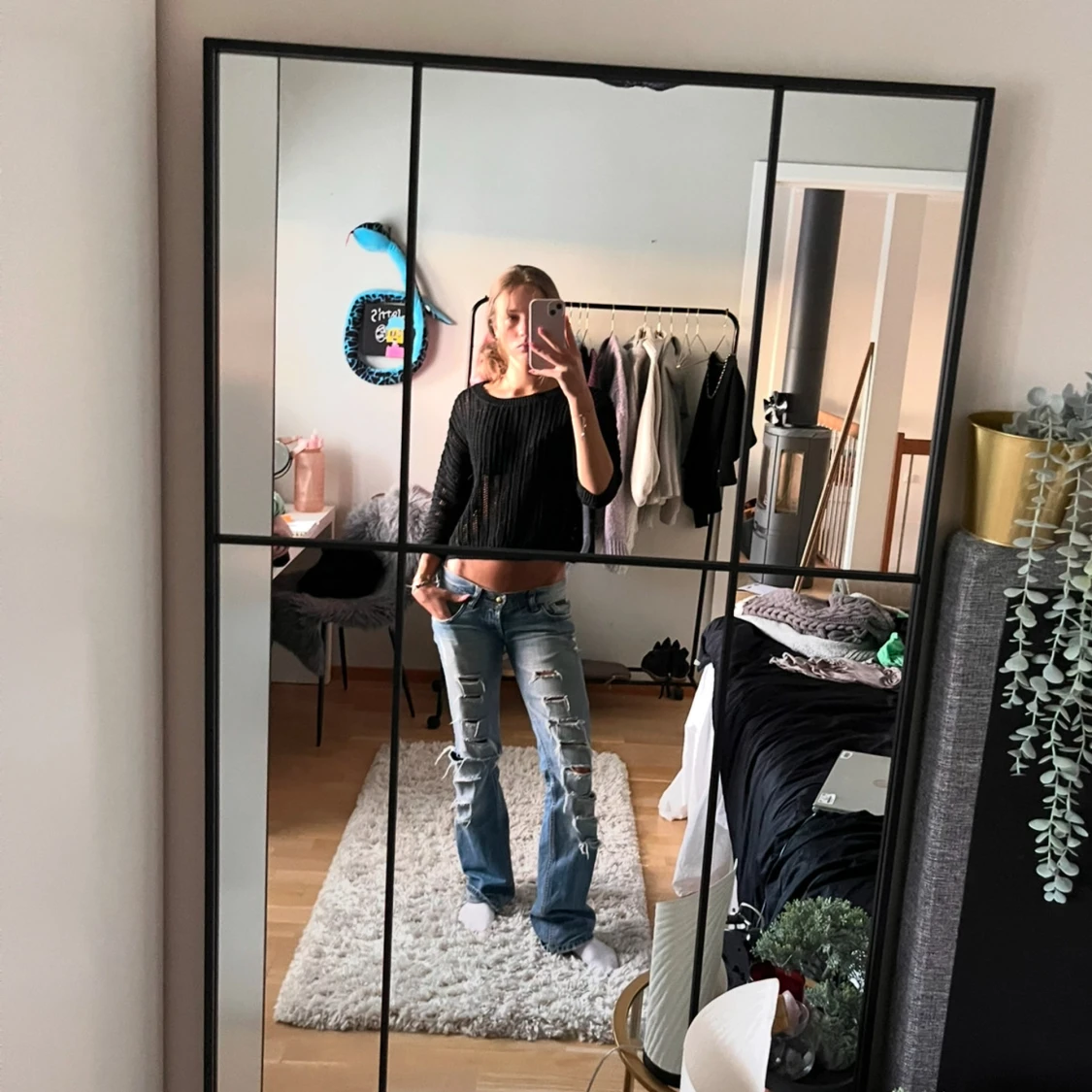 Svart hålstickad croppad tröja med trekvartsärmar