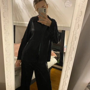 Svart satin pyjamas set - Aldrig använt och nytt. Kom aldrig till användning, super sköna!
