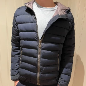 Colmar jacka - Riktigt snygg Colmar jacka i riktigt bra skick, inga defekter, passar runt S. Modellen är 179.   Hör av dig vid minsta fundering (16)