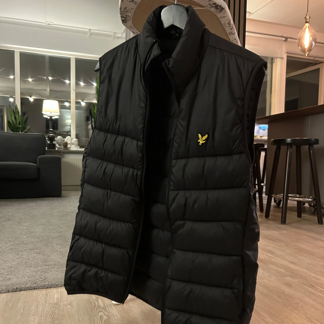 Svart dunväst från lyle & scott  - 91