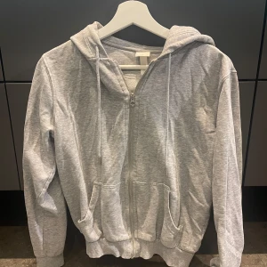 Grå hoodie med dragkedja - Säljer den här snygga men basic hoodie, kom privat för frågor eller fler bilder💕